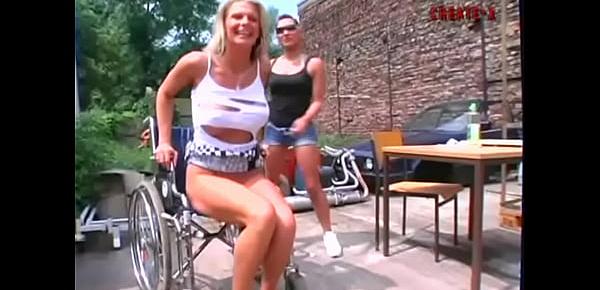  chica en silla de ruedas haciendo pipi